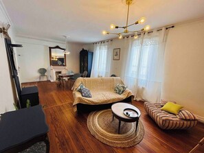 Living room image 2
