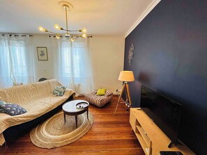 Living room image 5