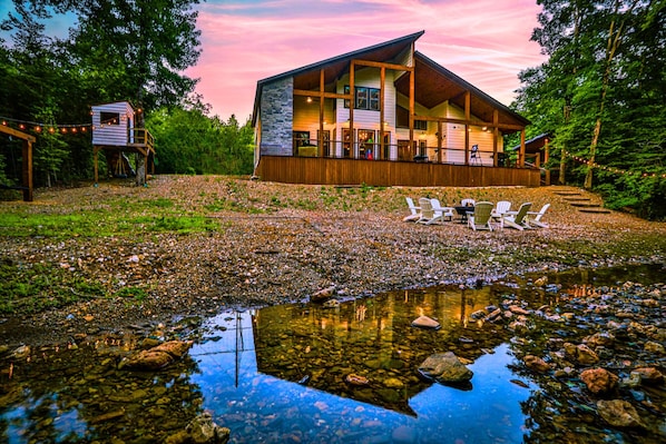 Amazing Backyard - Creek, Firepit, Kids Treehouse