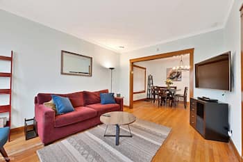 2BR Apartment in Andersonville Neighborhood.