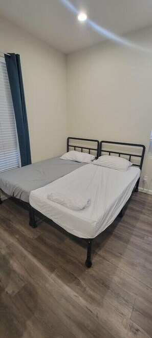 King sized bed that converts to two full sized beds.