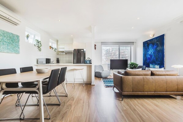 Sit down for a meal at the dining table or take things slow up at the breakfast bar.
