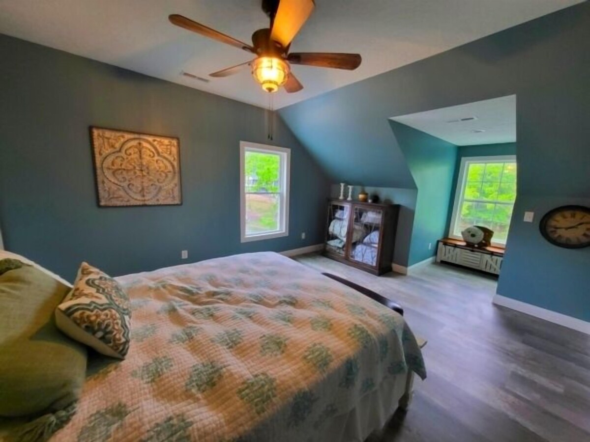 17 ft Swim Spa, hot tub, pool table, kayaks, 3 kitchens, wifi