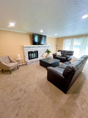 Ample natural light, perfect for relaxing after a day of exploring the city! 