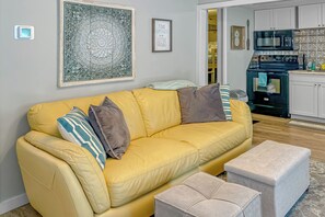 Living Area | Single-Story Home | Flat-Screen TV | Central A/C & Heating