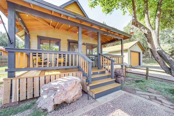 Pine Vacation Rental | 3BR | 1BA | 4 Steps Required | 1,251 Sq Ft