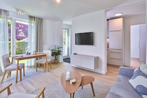 Wohn-Essbereich mit Couch und Flatscreen-TV