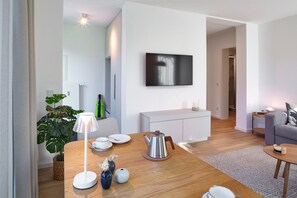 Wohn-Essbereich mit Couch und Flatscreen-TV