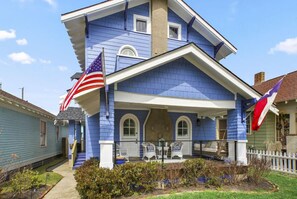 "Blue Gumbo" is a lovely, well appointed coastal home only a few minutes' walk to the beach