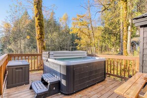 Hot tub goals 😍 Soak under the stars or unwind with the forest as your backdrop—this is PNW bliss at its finest. #CascadiaGetaways







