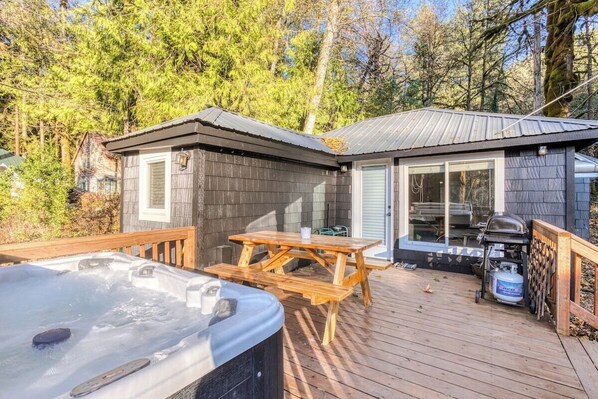 Soak under the stars, fire up the grill, and dine in the trees—this private deck is your forest retreat dream come true with Cascadia Getaways.