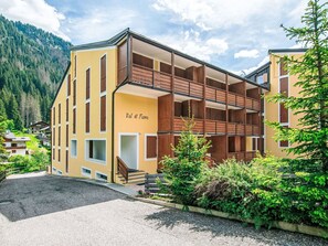 Pflanze, Himmel, Wolke, Gebäude, Grün, Fenster, Grundstueck, Baum, Urban Design, Nachbarschaft