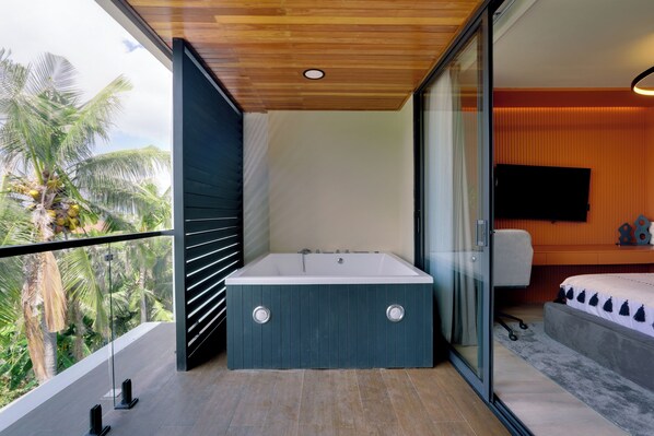 Jetted bathtub