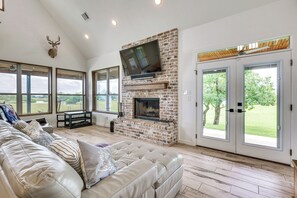 Living Room | 1st Floor | Wood-Burning Fireplace | Smart TV