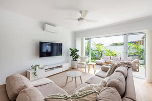 Biirinba Downstairs - Yamba accommodation - Coastal inspired accommodation walking distance to town - Ground floor air-conditioned open plan kitchen & living space with garden views