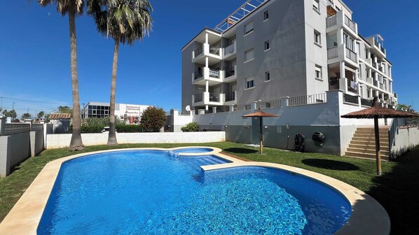 piscina y casa