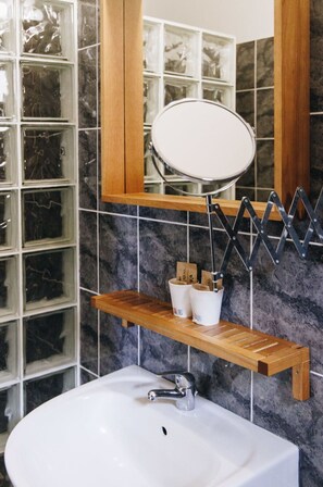 Tap, Property, Plumbing Fixture, Sink, Wood, Lighting, Bathroom Sink, Interior Design, Bathroom, Floor