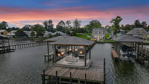 200ft dock leading you to nice hang out spot. You can tie up your boat along the perimeter of the dock. The boat you see on the lift is not offered or is it available for rent.