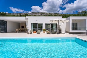 A private heated swimming pool measuring 11 meters by 3.5 meters, complete with invigorating hydromassage