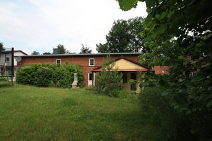 Stugans exteriör [sommar]