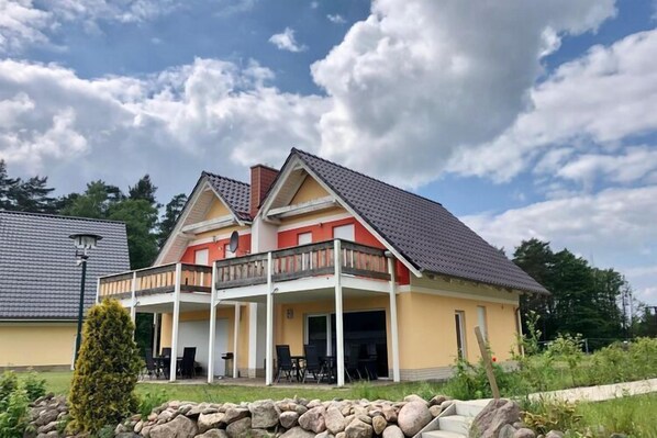 Außenseite Ferienhaus [Sommer]
