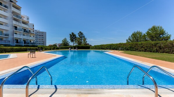 The outdoor swimming pool is perfect to relax and enjoy the good weather
#swimmingpool #pool #algarve #portugal