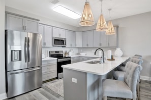 Enhance your dining experience in this modern kitchen, where contemporary design seamlessly blends with everyday functionality, offering both style and comfort.