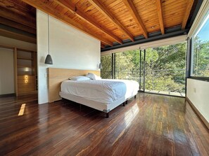 Imagina despertar rodeado de la naturaleza , en esta habitación equipada con cama king-size, vestidor y todos los servicios para tu comodidad, ¡Tu refugio perfecto para relajarte y desconectar!