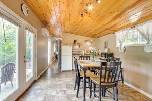 Dining Area | Dishware/Flatware Provided