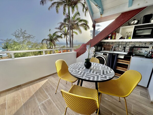 Cuisine sur terrasse vue mer - Ti Kaz Coco Douceuw - Pierre et Vacances - Sainte Anne - GUADELOUPE