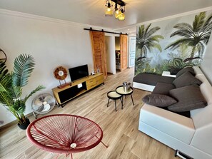 Salon avec canapé lit - Ti Kaz Coco Douceuw - Pierre et Vacances - Sainte Anne - GUADELOUPE
