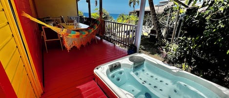 Jacuzi vue mer Ti Kaz Coco Jungle - Bouillante- Basse Terre - Guadeloupe- Conciergerie SHIVAKEYS
