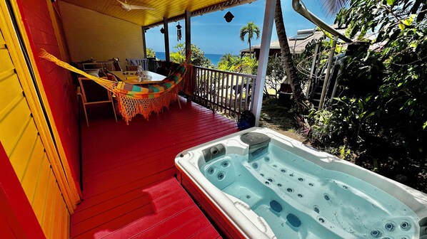 Jacuzi vue mer Ti Kaz Coco Jungle - Bouillante- Basse Terre - Guadeloupe- Conciergerie SHIVAKEYS