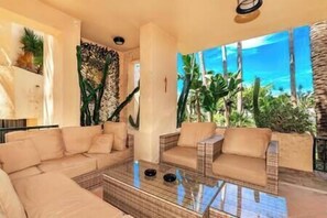Beautiful balcony has an outdoor sofa set to enjoy delicious snacks (1)