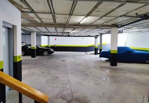 le garage  en sous sol et son ascenseur privé