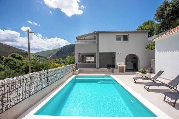 Pool area ideal for days in the sun! Sunbeds, a shower and a grill just for you.