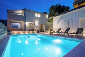 Pool area ideal for days in the sun! Sunbeds, a shower and a grill just for you.