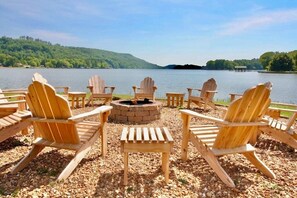 Wood burning fire pit right by the lake. *wood provided *Common area.