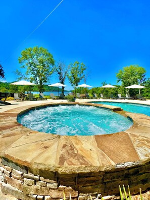 Hot tub/pool combo, can’t get better than that!