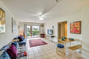 Living Room | 2 Full Futons | Free WiFi | Dining Table | Dishware/Flatware