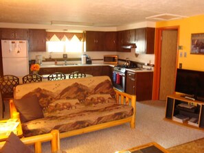 Moose Lv rm to Kitchen