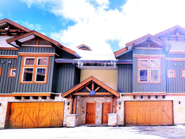 Aspens 6 - 2 level townhome w/ attached 2 car garage and additional inside spot