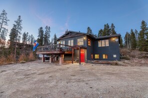 Easy access from driveway to front door for loading and unloading. We like to turn the cars around at the top of the driveway as we arrive to allow easy exit when we head out for adventures.