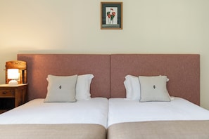 Bedroom with two single beds.