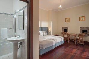 Bedroom with two single beds and bathroom