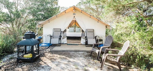 Escape to Little Raccoon Key, a private island paradise. Enjoy luxury glamping, waterfront views, exclusive adventures, and premium amenities. Ideal for couples, families, and nature lovers.