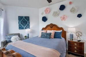 Queen bedroom with Comal River views