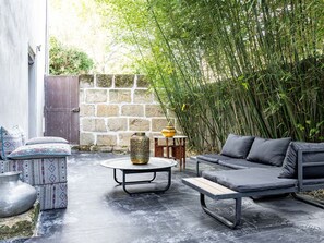 Furniture, Plant, Table, Building, Outdoor Furniture, Interior Design, Living Room, Wood, Grass, Wall