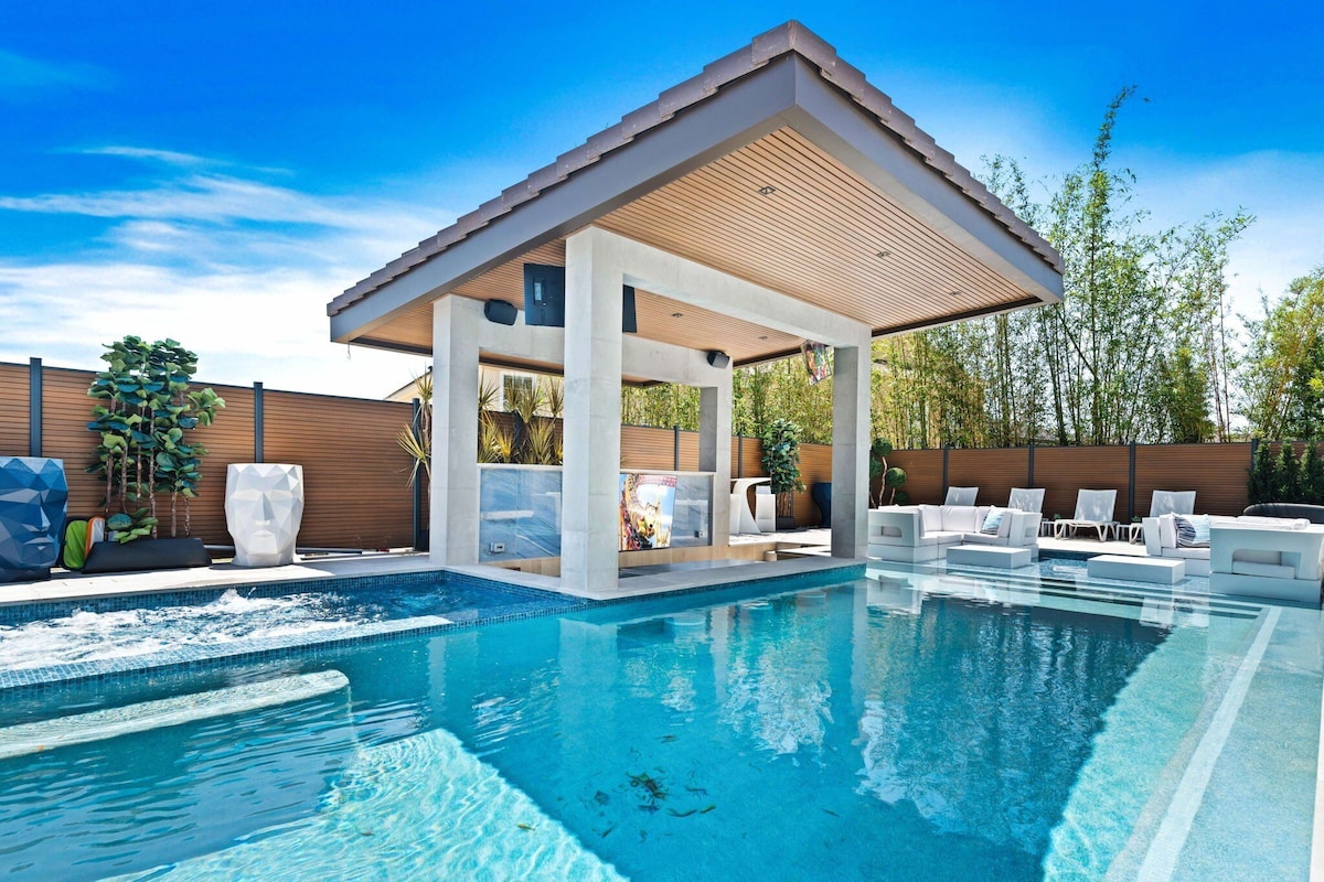 Organic Modern Mansion Reunion Resort