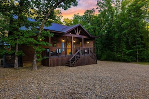 "Loved our stay at Mystic Moon! Beautiful cabin with a great back porch & hot tub. Would definitely recommend staying here if you’re looking for a place to stay." - Jesika